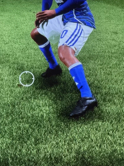 Das Bild zeigt das Problem schwarzer Schuhe im EA FC 26 Karrieremodus
